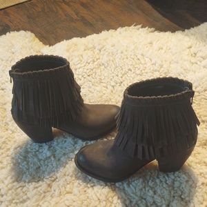 🍂MTNG originals brand fall Calf fringe boots.